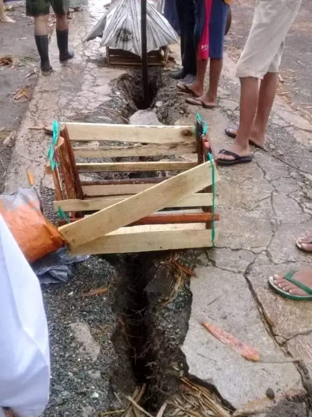 Sejumlah retakan dengan sepanjang hingga 300 meter muncul di Desa Danareja, Purwanegara, Banjarnegara usai diguyur hujan lebat. (Foto: Liputan6.com/BPBD Banjarnegara/Muhamad Ridlo)