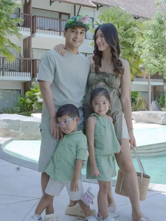 Saat liburan ke Bali keluarga kecilnya ini kompak mengenakan baju bernuansa hijau. Anissa dengan atasan hijau dipadu short pants putih. Dan Raditya dengan kaos dan short pants hijau muda.  [@anissaaziza]