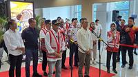 Menteri Perhubungan Budi Karya Sumadi dan Penjabat (Pj) Gubernur DKI Jakarta Heru Budi Hartono meninjau sarana dan prasarana perkeretaapian di Ibu Kota dan Banten pada Minggu (28/5) (Lydia Fransisca/Merdeka.com)
