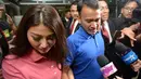 Kurang lebih dua jam, Ruben didampingi sang istri Sarwendah terlihat sedih. Ia memohon doa buat kesembuhan sahabatnya yang telah beberapa bulan menjalani perawatan di RSCM. (Adrian Putra/Bintang.com)