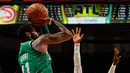 Pebasket Boston Celtics, Kyrie Irving, berusaha melepas tembakan saat melawan Atlanta Hawks pada laga NBA di Philips Arena, Atlanta, Senin (6/11/2017). Hawks kalah 107-110 dari Celtics. (AFP/Kevin C Cox)