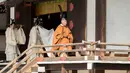 Kaisar Jepang Akihito bersiap untuk melakukan ritual di Istana Kekaisaran, Tokyo, Jepang, Selasa (12/3). Kaisar Akihito menjadi raja Jepang pertama yang turun dalam sekitar dua abad terakhir. (Imperial Household Agency of Japan via AP)