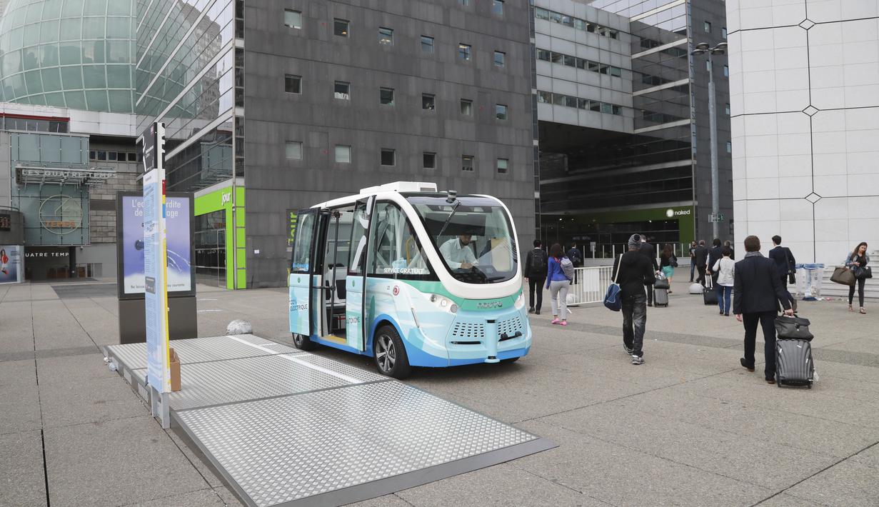 Bus listrik tanpa sopir terparkir di distrik bisnis La Defense, Paris, Prancis, Senin (3/7). Bus listrik tersebut mampu mengangkut penumpang sebanyak 15 orang.  (AFP Photo/Jacques Demarthon)