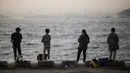 Orang-orang memancing di Pelabuhan Victoria di Hong Kong (3/3). Pelabuhan Victoria adalah sebuah pelabuhan bentang alam alami yang terletak antara Pulau Hong Kong dan Kowloon di Hong Kong. (AFP Photo/Dale De La Rey)
