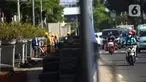 Pekerja menyeselasikan proyek revitalisasi kawasan Kota Tua, Jakarta, Rabu (23/3/2022). Revitalisasi pedestrian ini nantinya akan menjadi plaza pedestrian yang lebar sebagai bentuk penataan kawasan Kota Tua yang rendah emisi dan destinasi pariwisata bersejarah. (merdeka.com/Imam Buhori)