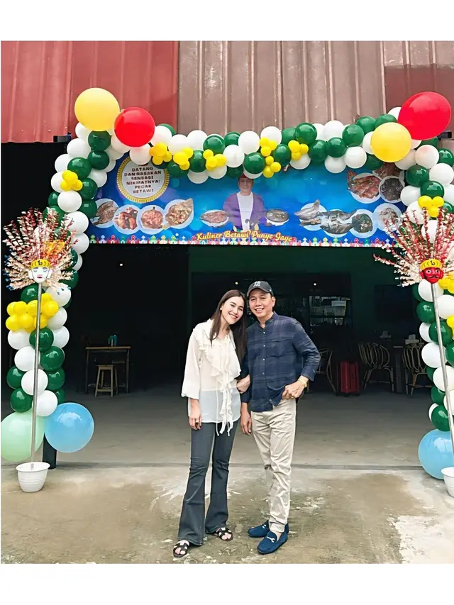 6 Potret Ayu Ting Ting di Pembukaan Cabang Warung Makan Ayah Ojak, Beri Dukungan