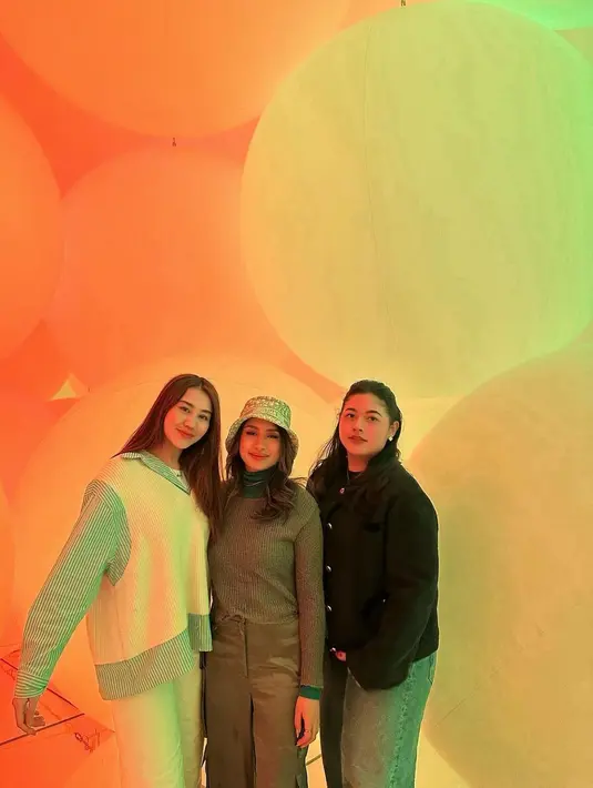 Pinka Hapsari, putri Puan Maharani, terlihat mengenakan wool jacket dengan celana jeans. Ia melilitkan syal hitam di leher [@aaliyah.massaid]