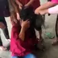 Ini adalah tangkapan layar video penganiayaan perempuan di Kabupaten Bangkalan yang viral. Penganiayaan ini diduga dilatari  isu dugaan pelakor.
