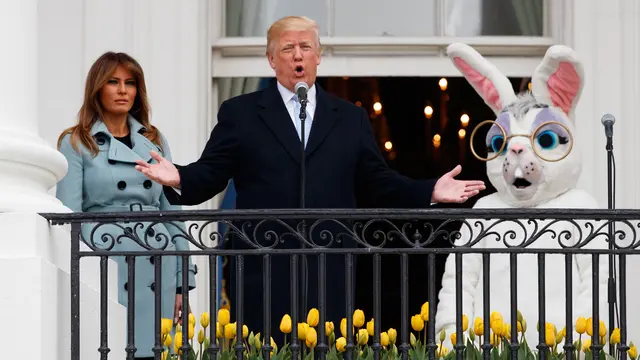 Ekspresi Donald Trump Bersama Badut Kelinci Saat Perayaan Paskah