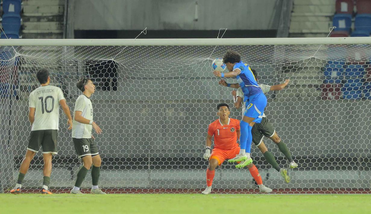 Terus tampil menekan, Timnas Indonesia U-22 justru kebobolan pada masa injury time babak pertama. Lemparan jarak jauh yang dilakukan pemain Fliipina berbuah gol sundulan Otu Banatao. Tampak dalam foto, pemain Timnas Filipina U-22, Otu Abang Banatao melakukan sundulan ke arah gawang Indonesia pada laga perdana Grup C SEA Games 2025 di Stadion 700th Anniversary, Chiang Mai, Thailand, Senin (8/12/2025). (Bola.com/Bagaskara Lazuardi)