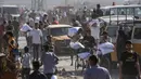 Para pengungsi Palestina mengangkut kantong-kantong bantuan makanan setelah menyerbu gudang Program Pangan Dunia di Deir el-Balah di Jalur Gaza tengah pada 28 Mei 2025. (Eyad BABA/AFP)
