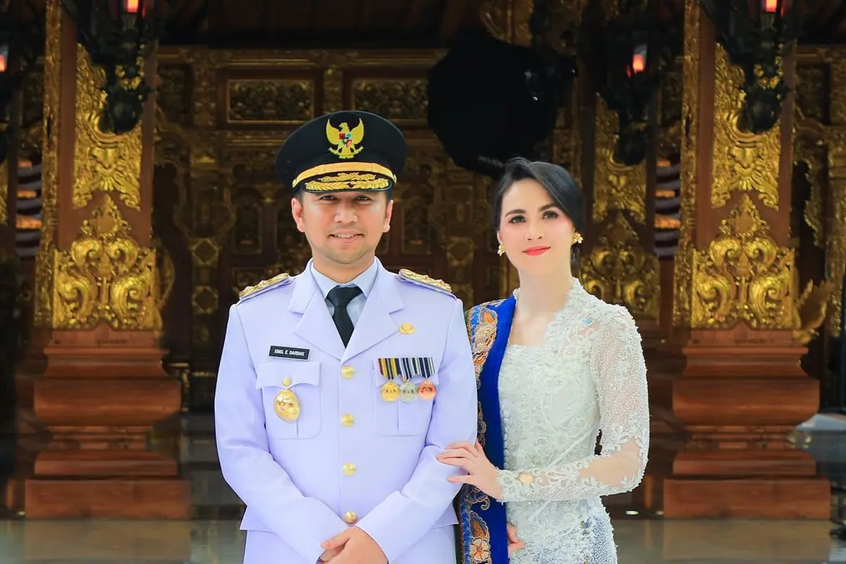 Pesona Cantik Arumi Bachsin Jinjing Tas Branded Lokal Seharga Rp12 Jutaan di Pelantikan Kepala Daerah