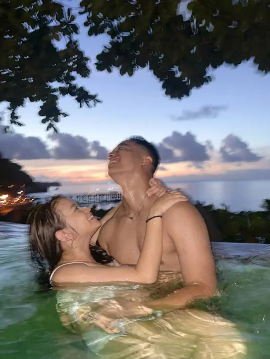 <p>Gaya berpacaran Fadly Faisal dan Rebecca Klopper juga menuai sindiran dari publik. Apalagi ketika pasangan ini sedang liburan di Bali. [Foto: instagram.com]</p>