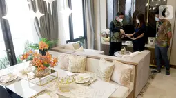 Head of Marketing Kota Kertabumi Emil S Utomo dan Sales Manager Kota Kertabumi Hen Bui menjelaskan kepada calon konsumen perkembangan pembangunan hunian premium Kota Kertabumi di wilayah Karawang, Jawa Barat (9/12/2021). Kawasan premium dijuluki “Mentengnya Karawang” (Liputan6.com/HO/Ading)