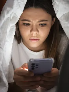 Fenomena hidup di dunia digital yang sering dirasakan kalangan muda. (foto: jcomp/freepik)