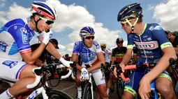 Para pebalap berdiskusi sebelum memulai stage keempat balapan Tour de France di Mondorf-les-Bains, Prancis, Selasa (4/7/2017). Stage keempat menempuh kota Mondorf-les-Bains hingga Vittel yang berjarak 207,5 kilometer. (AFP/Philippe Lopez)