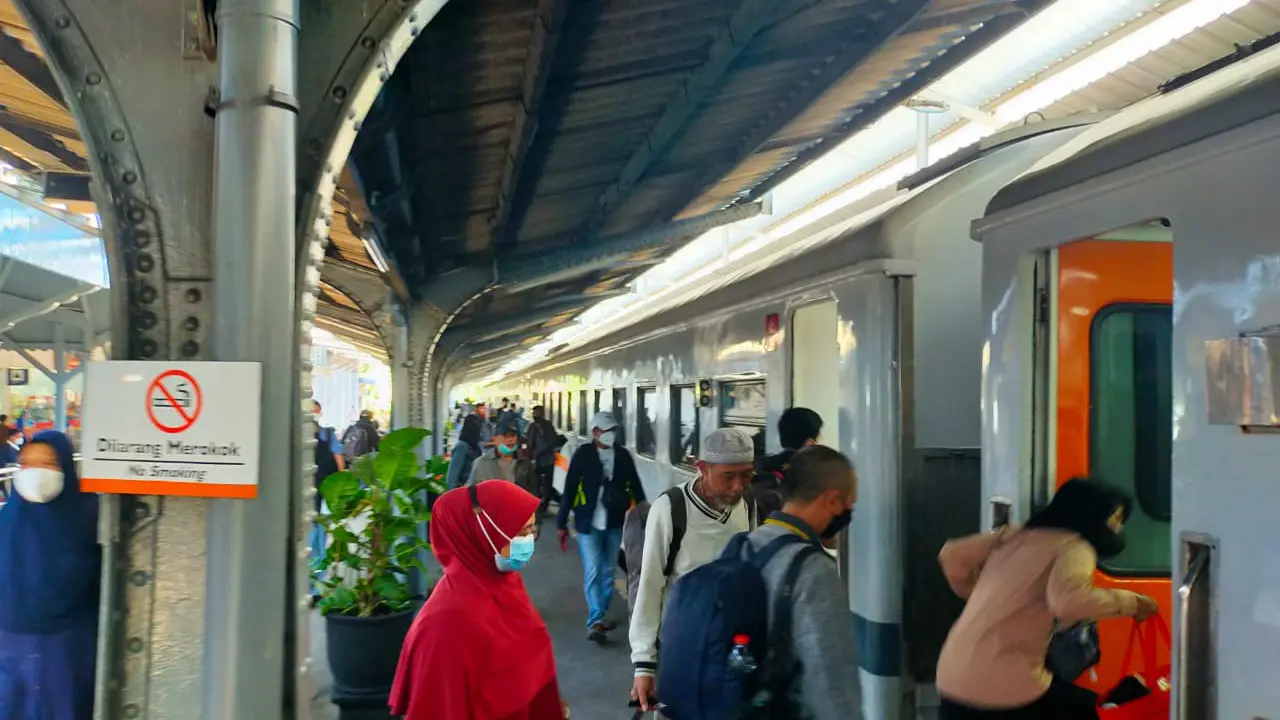 Iustrasi Penumpang di Staisun Jember (Istimewa)