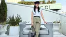 Gaya OOTD Sandra Dewi dengan busana tanpa lengan lengkap dengan topi dan hand bag dari brand ternama ini pun tak luput dari sorotan. Dirinya tampil menawan dalam busana kasual serta makeup natural. (Liputan6.com/IG/@sandradewi88)