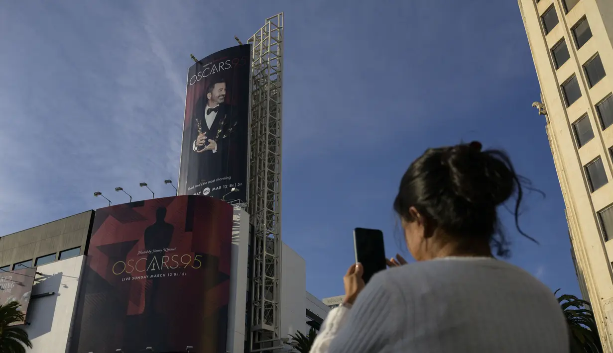 Foto yang diambil pada 8 Maret 2023 ini menunjukkan papan reklame yang mempromosikan Oscar 2023 atau Academy Awards ke-95 yang dibawakan oleh Jimmy Kimmel (foto) di Hollywood Boulevard di Los Angeles, California, selama persiapan Academy Awards. Jimmy Kimmel yang berusia 55 tahun menjadi pembawa acara Academy Awards untuk pertama kalinya pada tahun 2017. (Photo by ANGELA WEISS / AFP)