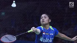Tunggal putri Indonesia, Gregoria Mariska Tunjung mengembalikan kok ke pebulu tangkis Thailand, Ratchanok Intanon pada 16 besar Indonesia Open 2018 di Istora GBK, Jakarta, Kamis (5/7). Gregoria kalah 21-11, 17-21, 21-14. (Liputan6.com/Helmi Fithriansyah)