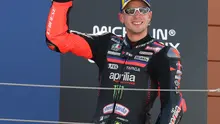 Pembalap Aprilia Racing, Marco Bezzecchi, merayakan posisi ketiga pada MotoGP Aragon, di Sirkuit Motorland, Minggu (30/8/2026). (Pierre-Philippe Marcou/ AFP)