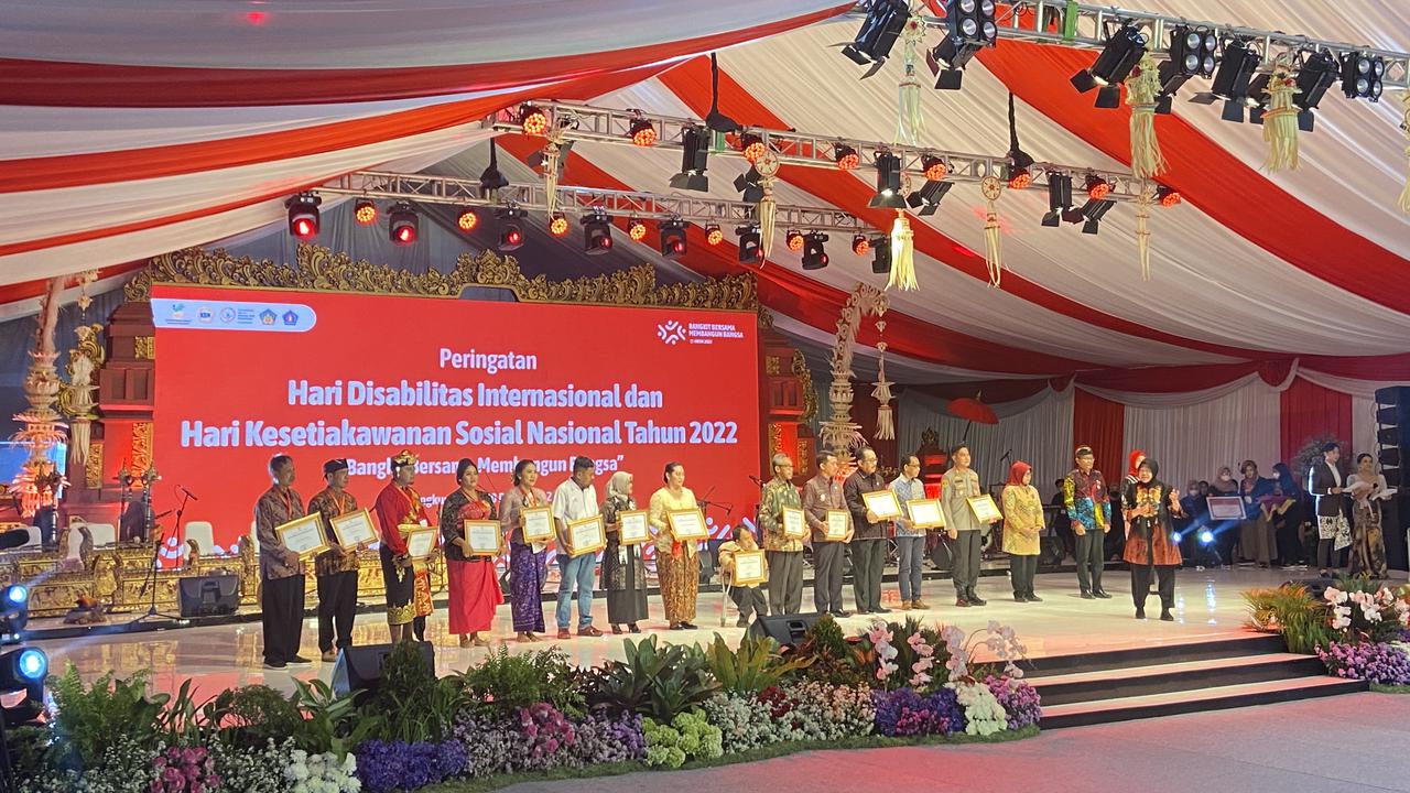 Menteri Sosial (Mensos) Tri Rismaharini dalam Acara Peringatan Hari Disabilitas Internasional dan Hari Kesetiakawanan Sosial Nasional Tahun 2022