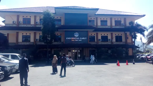 Universitas Garut (Garut), salah satu kampus swasta terbesar di Garutm tengah merintis pembentukan Lembaga Penjamin Halal di Jawa Barat