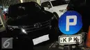 Tim satuan tugas (satgas) KPK kembali melakukan operasi tangkap tangan (OTT) terhadap pejabat Bakamla, Rabu (14/12). Dalam OTT tersebut KPK mengamankan satu unit mobil Toyota Fortuner berwarna hitam (Liputan6.com/helmi Afandi)