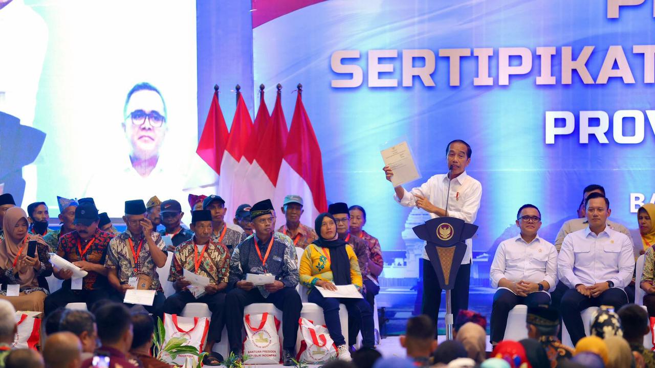 Presiden Jokowi Serahkan 10.000 Sertipikat Tanah Elektronik TORA
