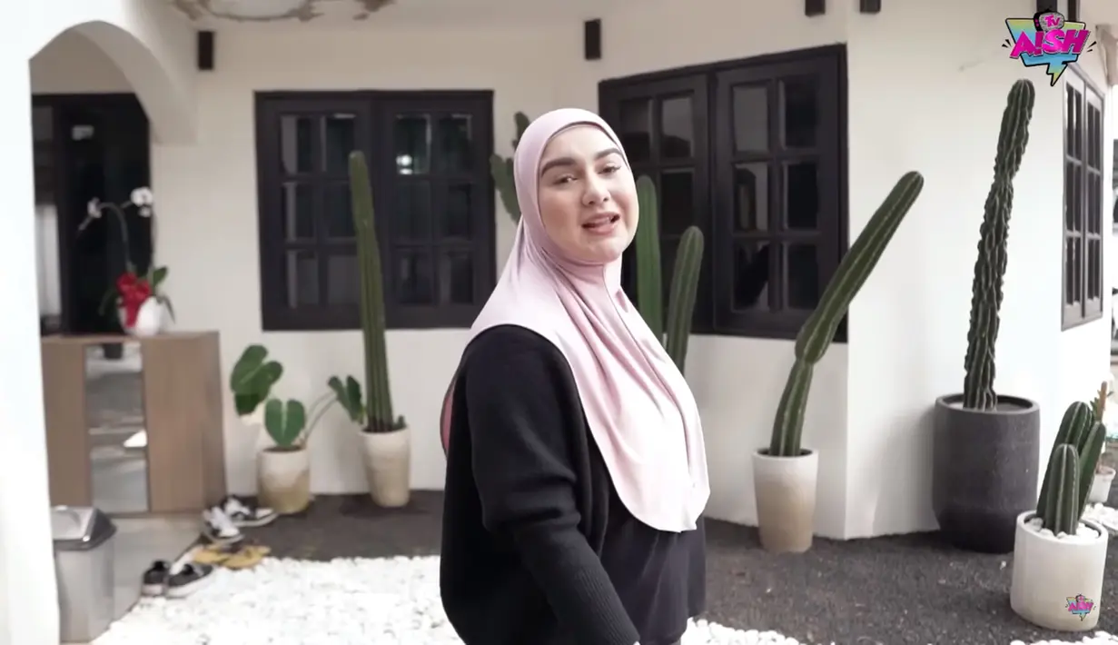 Irish Bella sendiri kini tengah menyukai tanaman kaktus. Maka, tak heran di beberapa sudut kantor barunya dihiasi oleh kaktus dengan pot berwarna hitam dan putih. (Liputan6.com/YouTube/Aish TV)
