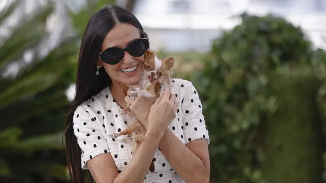 Anjing Kesayangan Demi Moore Curi Perhatian di Photocall Cannes 2024