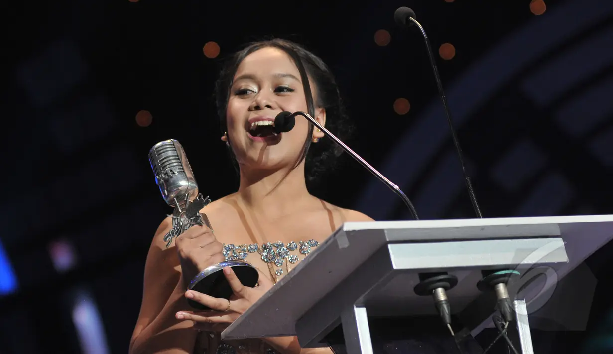 Penyanyi jebolan ajang pencarian bakat Dangdut Academy, Lesti Andriany menyabet penghargaan sebagai Lagu Dangdut Paling Ngetop di SCTV Music Awards 2015, lewat lagunya yang bertajuk ‘Kejora’, Jakarta, Rabu (6/5). (Liputan6.com/Herman Zakharia)