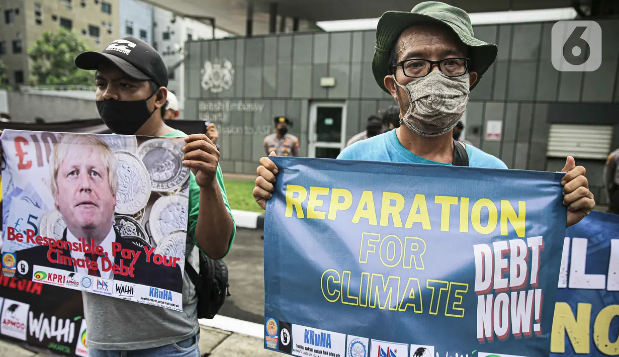 Aktivis melakukan aksi protes ketidakadilan iklim di depan Kedubes Inggris, Jakarta, Rabu (3/11/2021). Aksi juga menentang negara-negara di KTT iklim COP26 membayar utang iklim kepada negara-negara berkembang sebanyak 100 miliar dollar pertahun untuk pembiayaan iklim. (Liputan6.com/Faizal Fanani)