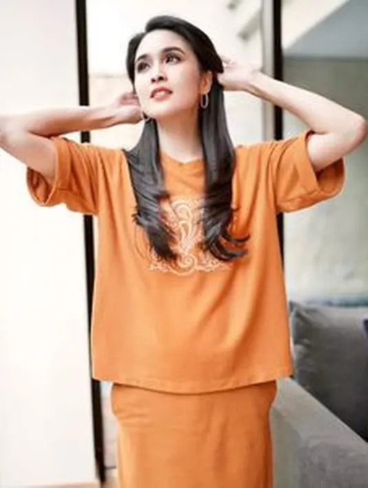 Rambut panjang menjadi salah satu daya tarik Sandra Dewi. Dari segala sisi, tak pernah ada celah untuk tidak mengaguminya. (Instagram @sandradewi88)