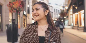 Prilly Latuconsina kini tengah menikmati jerih payahnya selama tujuh tahun berupa rumah mewah yang baru saja selesai dibangun. Kini, Prilly tinggal bersama keluarganya di rumah super besar itu. (Instagram/prillylatuconsina96)