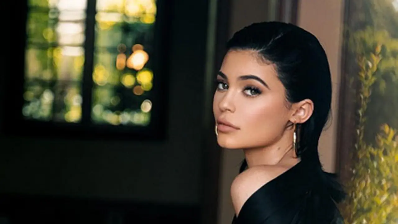 [Bintang] Kylie Jenner - Travis Scott