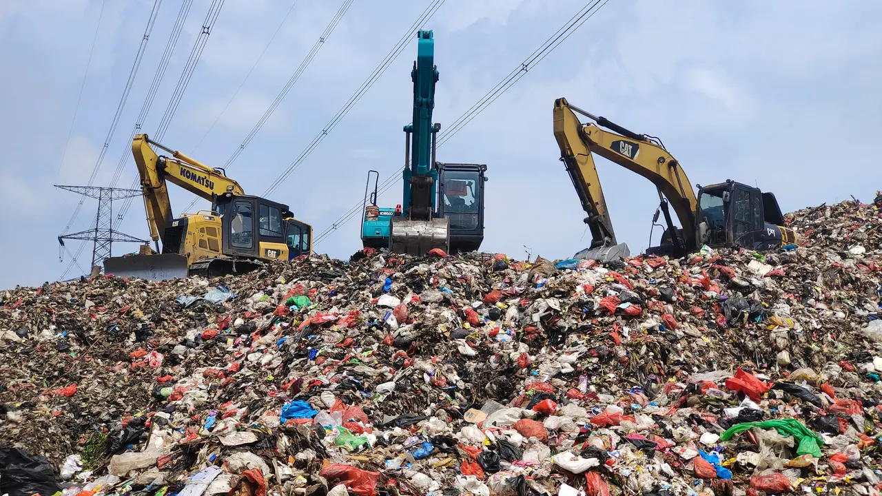 Sampah Menggunung di TPA Cipayung Depok