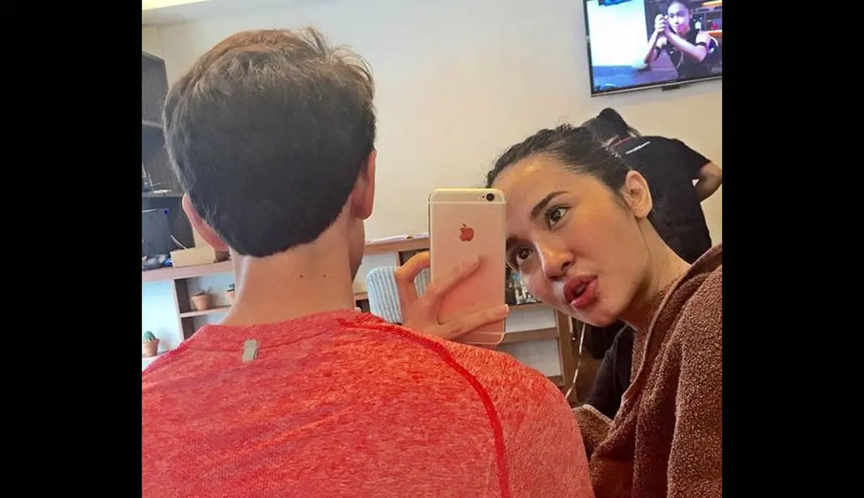 Dalam sebuah foto, Bella tampak asyik mengambil gambar Dimas yang hanya terlihat bagian punggungnya saja. (instagram.com/laudyacynthiabella)  