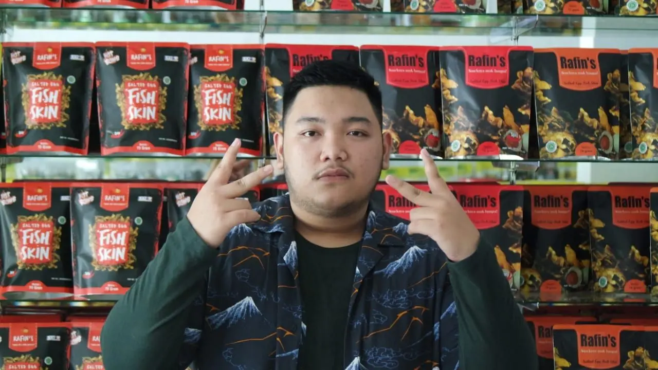 Muhammad Ravie Cahya Ansor (21) atau disapa Ravie membangun bisnis makanan ringan crispy fish skin berlabel Rafins. (Istimewa)