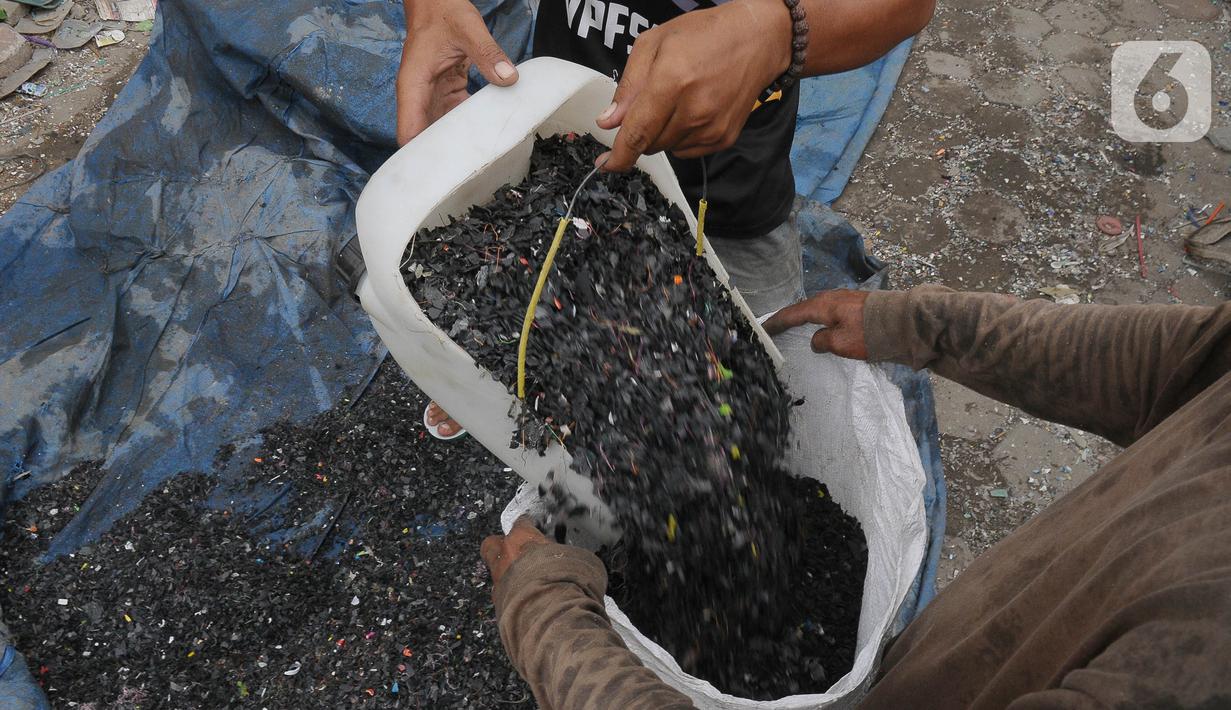 Sejauh ini, pengusaha menilai pasar dibanjiri produk plastik jadi impor. (merdeka.com/Imam Buhori)