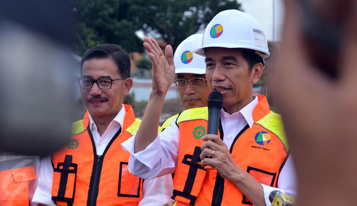 Presiden Joko Widodo memberikan keterangan pers saat meninjau kemajuan pembangunan Kereta Bandara Soekarno Hatta, Tangerang, Banten, (14/12). (Laly Rachev/ Setpres)