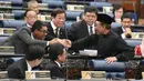 Pemimpin Partai Keadilan Rakyat Malaysia, Anwar Ibrahim menerima ucapan selamat seusai pelantikan sebagai anggota parlemen di Gedung Parlemen, Senin (15/10). Anwar Ibrahim dilantik sebagai anggota parlemen setelah memenangi pemilu sela. (MOHD RASFAN/AFP)