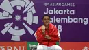 Jonatan Christie menunjukkan medali emas usai upacara penghargaan cabang olahraga badminton Asian Games 2018 di Jakarta, Selasa (28/8). Jonatan menang atas wakil Chinese Taipei, Chou Tienchen.  (AFP Photo/Sonny Tumbelaka)