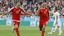 Striker Serbia, Aleksandar Mitrovic, merayakan gol yang dicetaknya ke gawang Swiss, pada laga grup E Piala Dunia di Stadion Kaliningrad, Kaliningrad, Jumat (22/6/2018). Swiss menang 2-1 atas Serbia. (AP/Victor Caivano)
