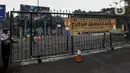 Petugas keamanan berjaga di Taman Margasatwa Ragunan, Jakarta, Sabtu (26/6/2021). Taman Margasatwa Ragunan tutup sementara menyusul Pemberlakuan Pembatasan Kegiatan Masyarakat (PPKM) Mikro terkait melonjaknya kasus COVID-19 di Jakarta. (Liputan6.com/Johan Tallo)