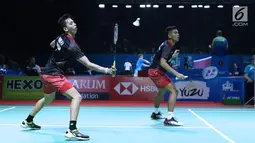 Ganda putra Indonesia, Fajar Alfian/M Rian Ardianto mengembalikan kok ke arah Jelle Maas/Robin Tabeling (Belanda) pada 16 besar Indonesia Open 2018, Istora GBK, Jakarta, Kamis (5/7). Fajar/Rian unggul 21-18, 19-21, 21-14. (Liputan6.com/Helmi Fithriansyah)