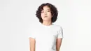 T-Shirt. Ingin tampil muda tapi simple? kamu bisa banget gunakan t-shirt sebagai basic item kamu. T-shirt ini kamu bisa memadukannya dengan outer dan tambahkan juga accessories.  / copyright shutterstock