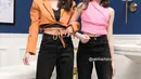 Tak terpisahkan, seperti itu gambaran Sabrina Chairunnisa dengan Nada Tania Putri. Keduanya seperti kakak adik, bukan ibu dan anak. (Foto: Instagram/@sabrinachairunnisa_)