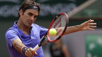 Petenis Swiss, Roger Federer, mengembalikan bola ke Damir Dzumhur dalam pertandingan di putaran ketiga turnamen tenis Prancis Terbuka di Stadion Roland Garros, Jumat 29 Mei, 2015,Paris. (AP Photo / Thibault Camus)