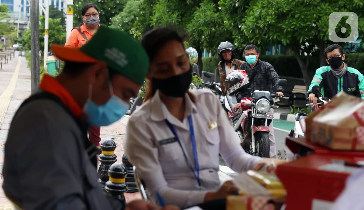 Antrean pengendara motor saat uji emisi gratis di Jakarta Barat, Rabu (13/1/2021). Dinas Lingkungan Hidup DKI Jakarta mengumumkan kendaraan yang tidak mengikuti uji emisi atau tidak lulus uji emisi gas buang akan dikenakan disinsentif tarif parkir yang tinggi dan tilang. (Liputan6.com/Angga Yuniar)